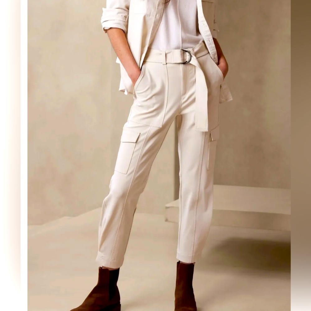 Banana Republic, Size 6, Cream Colored Cargo dress Pant.